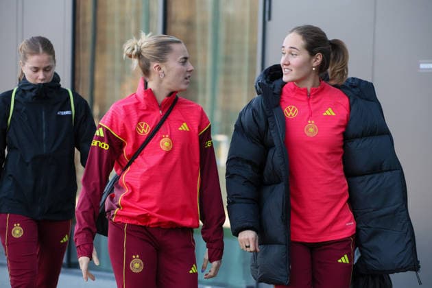 Frankfurt, Deutschland 26. November 2025: Fußball-Frauen-Nationalmannschaft - Training - 26.11.2025 Im Bild: v.li. Laura Freigang (Deutschland) und Sydney Lohmann (Deutschland) bei der Ankunft am DFB Campus DFB regulations prohibit any use of photographs as image sequences and or quasi-video DFB Campus Hessen Copyright: xFotostandx xFantinix