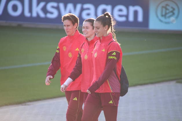 Frankfurt, Deutschland 26. November 2025: Fußball-Frauen-Nationalmannschaft - Training - 26.11.2025 Im Bild: v.li. Torhüterin Ann-Katrin Berger (Deutschland), Torhüterin Stina Johannes (Deutschland) und Torhüterin Ena Mahmutovic (Deutschland) bei der Ankunft am DFB Campus DFB regulations prohibit any use of photographs as image sequences and or quasi-video DFB Campus Hessen Copyright: xFotostandx xFantinix