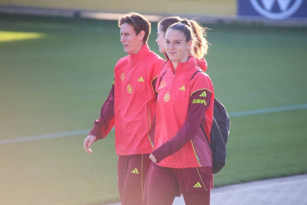 Frankfurt, Deutschland 26. November 2025: Fußball-Frauen-Nationalmannschaft - Training - 26.11.2025 Im Bild: v.li. Torhüterin Ann-Katrin Berger (Deutschland), Torhüterin Stina Johannes (Deutschland) und Torhüterin Ena Mahmutovic (Deutschland) bei der Ankunft am DFB Campus DFB regulations prohibit any use of photographs as image sequences and or quasi-video DFB Campus Hessen Copyright: xFotostandx xFantinix