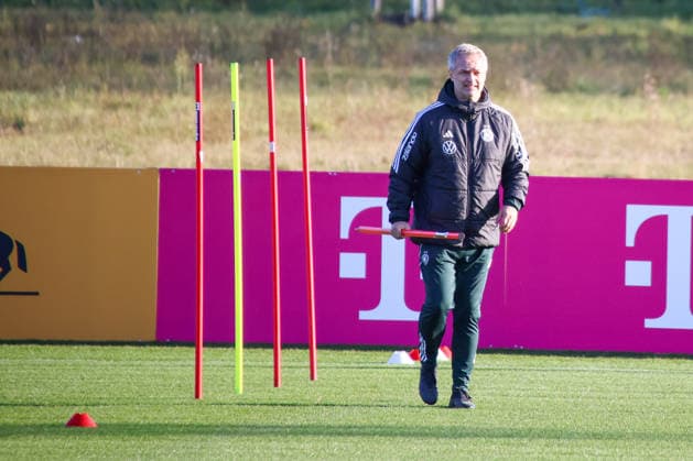 Frankfurt, Deutschland 26. November 2025: Fußball-Frauen-Nationalmannschaft - Training - 26.11.2025 Im Bild: Bundestrainer Christian Wück Wueck (Deutschland) DFB regulations prohibit any use of photographs as image sequences and or quasi-video DFB Campus Hessen Copyright: xFotostandx xFantinix