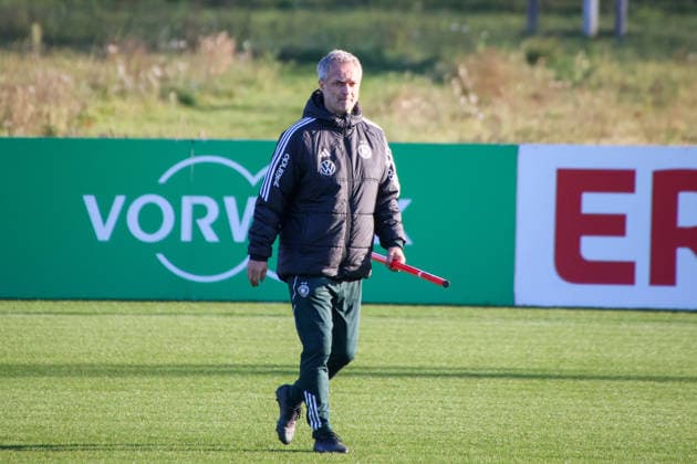 Frankfurt, Deutschland 26. November 2025: Fußball-Frauen-Nationalmannschaft - Training - 26.11.2025 Im Bild: Bundestrainer Christian Wück Wueck (Deutschland) DFB regulations prohibit any use of photographs as image sequences and or quasi-video DFB Campus Hessen Copyright: xFotostandx xFantinix