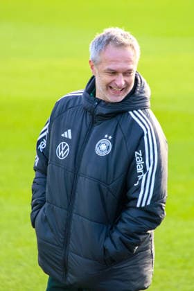 Frankfurt, Deutschland 26. November 2025: Fußball-Frauen-Nationalmannschaft - Training - 26.11.2025 Im Bild: Bundestrainer Christian Wück Wueck (Deutschland) DFB regulations prohibit any use of photographs as image sequences and or quasi-video DFB Campus Hessen Copyright: xFotostandx xFantinix