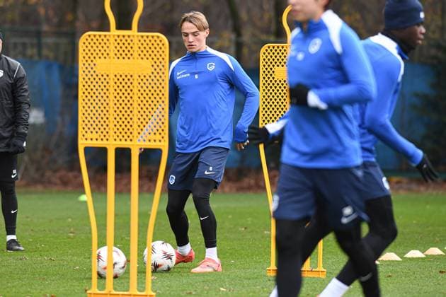 Genk s Matte Smets pictured in action during a training session of Belgian soccer team KRC Genk, on Wednesday 26 November 2025, in Genk. The team prepares for tomorrow s match against Swiss FC Basel, fifth game (out of 8) in the league phase of the UEFA Europa League competition. JILLxDELSAUX  x144372059x
