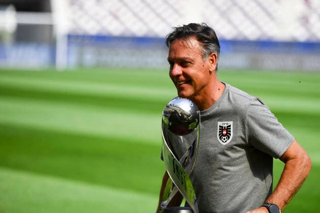 SOCCER - 2025 FIFA U17, U 17 World Cup DOHA,QATAR,26.NOV.25 - SOCCER - FIFA Under 17 World Cup Qatar 2025, preview, pitch familiarization, final, Portugal vs Austria. Image shows head coach Hermann Stadler (AUT). Keywords: trophy.  GEPAxpictures xRanjithxKumar