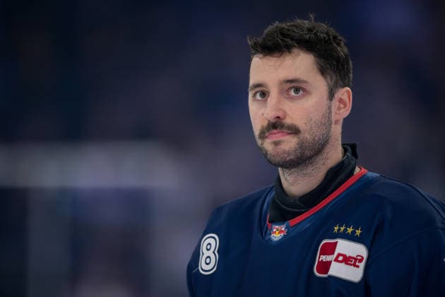 Eishockey, DEL, 20251125, EHC Red Bull München - Straubing Tigers. Im Bild Tobias RIEDER (München, 8) Starting Six. München SAP Garden Bayern Deutschland *** Ice Hockey, DEL, 20251125, EHC Red Bull München Straubing Tigers In the picture Tobias RIEDER Munich, 8 Starting Six Munich SAP Garden Bayern Germany Copyright: Passion2Press MarkusxFischerx