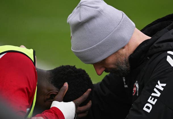26.11.2025, xophax, Fussball 1.Bundesliga, 1.FC Koeln Training Ragnar Ache, links ( 1.FC Köln ) musste verletzt das Training abbrechen. Rechts Daniel Schütz ( Physiotherapeut ) Koeln