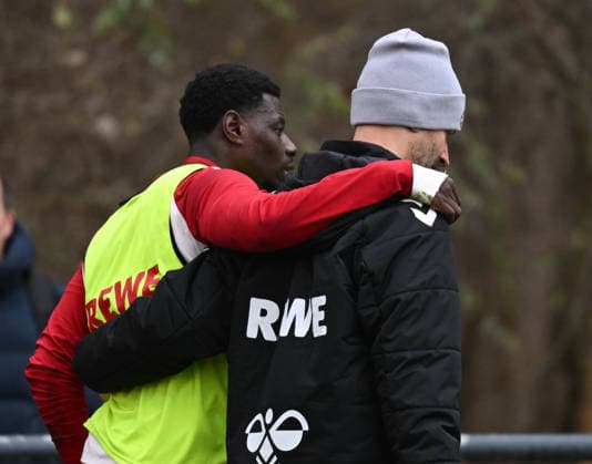26.11.2025, xophax, Fussball 1.Bundesliga, 1.FC Koeln Training Ragnar Ache, links ( 1.FC Köln ) musste verletzt das Training abbrechen. Rechts Daniel Schütz ( Physiotherapeut ) Koeln