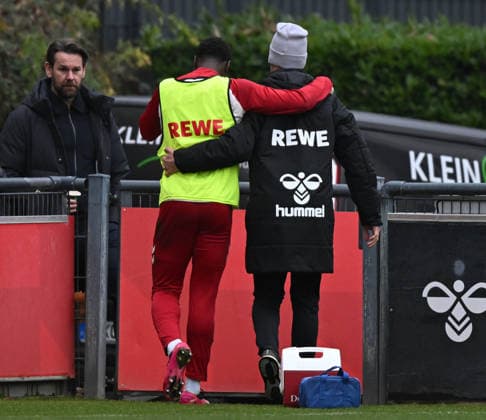 26.11.2025, xophax, Fussball 1.Bundesliga, 1.FC Koeln Training Ragnar Ache, mitte 1.FC Köln ) musste verletzt das Training abbrechen. Rechts Daniel Schütz ( Physiotherapeut ). Thomas Kessler , links. Koeln