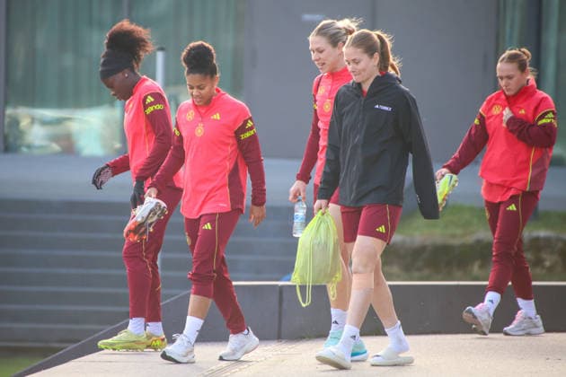 Frankfurt, Deutschland 26. November 2025: Fußball-Frauen-Nationalmannschaft - Training - 26.11.2025 Im Bild: v.li. Nicole Anyomi (Deutschland), Shekiera Martinez (Deutschland), Rebecca Knaak (Deutschland), Sjoeke Nüsken Nuesken (Deutschland) und Lisanne Gräwe Graewe (Deutschland) beim Training auf dem DFB Campus in Frankfurt DFB regulations prohibit any use of photographs as image sequences and or quasi-video DFB Campus Hessen Copyright: xFotostandx xFantinix