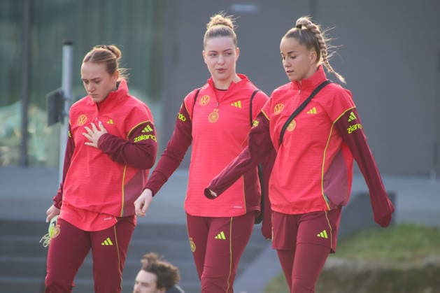 Frankfurt, Deutschland 26. November 2025: Fußball-Frauen-Nationalmannschaft - Training - 26.11.2025 Im Bild: v.li. Lisanne Gräwe Graewe (Deutschland), Alara (Deutschland) und Giulia Gwinn (Deutschland) beim Training auf dem DFB Campus in Frankfurt DFB regulations prohibit any use of photographs as image sequences and or quasi-video DFB Campus Hessen Copyright: xFotostandx xFantinix
