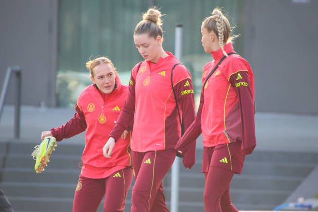 Frankfurt, Deutschland 26. November 2025: Fußball-Frauen-Nationalmannschaft - Training - 26.11.2025 Im Bild: v.li. Lisanne Gräwe Graewe (Deutschland), Alara (Deutschland) und Giulia Gwinn (Deutschland) beim Training auf dem DFB Campus in Frankfurt DFB regulations prohibit any use of photographs as image sequences and or quasi-video DFB Campus Hessen Copyright: xFotostandx xFantinix