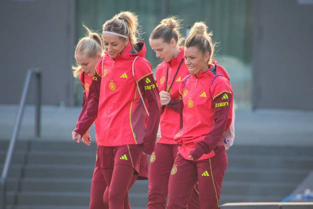 Frankfurt, Deutschland 26. November 2025: Fußball-Frauen-Nationalmannschaft - Training - 26.11.2025 Im Bild: v.li. Camilla Küver Kuever (Deutschland), Kathrin Hendrich (Deutschland), Franziska Kett (Deutschland) und Linda Dallmann (Deutschland) beim Training auf dem DFB Campus in Frankfurt DFB regulations prohibit any use of photographs as image sequences and or quasi-video DFB Campus Hessen Copyright: xFotostandx xFantinix