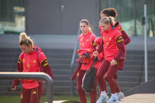 Frankfurt, Deutschland 26. November 2025: Fußball-Frauen-Nationalmannschaft - Training - 26.11.2025 Im Bild: v.li. Jule Brand (Deutschland), Elisa Senß Senss (Deutschland) und Cora Zicai (Deutschland) beim Training auf dem DFB Campus in Frankfurt DFB regulations prohibit any use of photographs as image sequences and or quasi-video DFB Campus Hessen Copyright: xFotostandx xFantinix