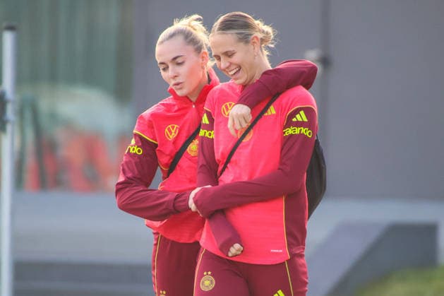 Frankfurt, Deutschland 26. November 2025: Fußball-Frauen-Nationalmannschaft - Training - 26.11.2025 Im Bild: v.li. Laura Freigang (Deutschland) und Klara Bühl Buehl (Deutschland) beim Training auf dem DFB Campus in Frankfurt DFB regulations prohibit any use of photographs as image sequences and or quasi-video DFB Campus Hessen Copyright: xFotostandx xFantinix