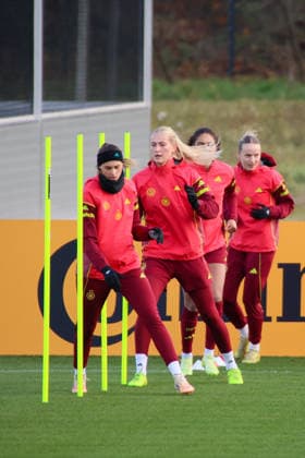 Frankfurt, Deutschland 26. November 2025: Fußball-Frauen-Nationalmannschaft - Training - 26.11.2025 Im Bild: v.li. Jule Brand (Deutschland), Camilla Küver Kuever (Deutschland), Cora Zicai (Deutschland) und Franziska Kett (Deutschland) beim Training auf dem DFB Campus in Frankfurt DFB regulations prohibit any use of photographs as image sequences and or quasi-video DFB Campus Hessen Copyright: xFotostandx xFantinix