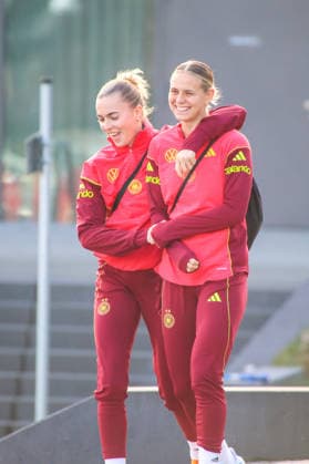 Frankfurt, Deutschland 26. November 2025: Fußball-Frauen-Nationalmannschaft - Training - 26.11.2025 Im Bild: v.li. Laura Freigang (Deutschland) und Klara Bühl Buehl (Deutschland) beim Training auf dem DFB Campus in Frankfurt DFB regulations prohibit any use of photographs as image sequences and or quasi-video DFB Campus Hessen Copyright: xFotostandx xFantinix