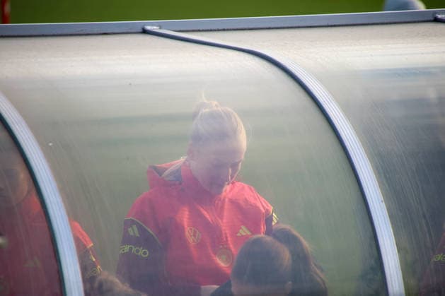 Frankfurt, Deutschland 26. November 2025: Fußball-Frauen-Nationalmannschaft - Training - 26.11.2025 Im Bild: Camilla Küver Kuever (Deutschland) vor dem Training auf dem DFB Campus in Frankfurt DFB regulations prohibit any use of photographs as image sequences and or quasi-video DFB Campus Hessen Copyright: xFotostandx xFantinix