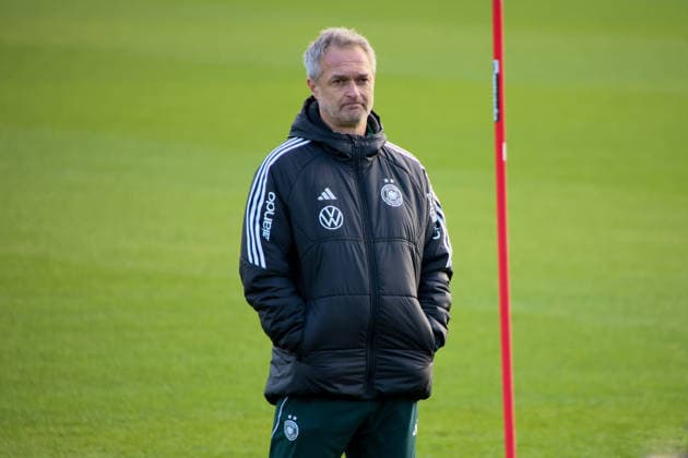 Frankfurt, Deutschland 26. November 2025: Fußball-Frauen-Nationalmannschaft - Training - 26.11.2025 Im Bild: Bundestrainer Christian Wück Wueck (Deutschland) beim Training auf dem DFB Campus in Frankfurt DFB regulations prohibit any use of photographs as image sequences and or quasi-video DFB Campus Hessen Copyright: xFotostandx xFantinix