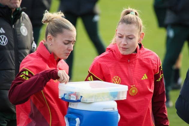 Frankfurt, Deutschland 26. November 2025: Fußball-Frauen-Nationalmannschaft - Training - 26.11.2025 Im Bild: v.li. Laura Freigang (Deutschland) und Sarai Linder (Deutschland) beim Training auf dem DFB Campus in Frankfurt DFB regulations prohibit any use of photographs as image sequences and or quasi-video DFB Campus Hessen Copyright: xFotostandx xFantinix