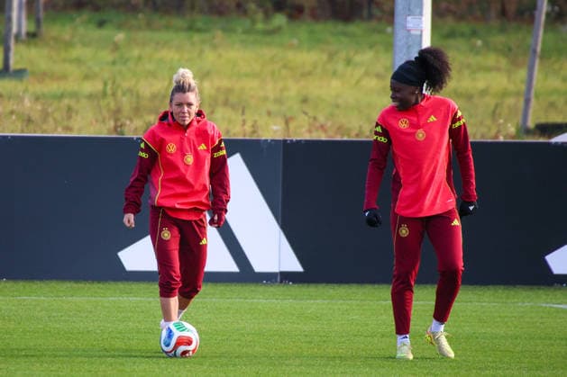 Frankfurt, Deutschland 26. November 2025: Fußball-Frauen-Nationalmannschaft - Training - 26.11.2025 Im Bild: v.li. Linda Dallmann (Deutschland) und Nicole Anyomi (Deutschland) beim Training auf dem DFB Campus in Frankfurt DFB regulations prohibit any use of photographs as image sequences and or quasi-video DFB Campus Hessen Copyright: xFotostandx xFantinix