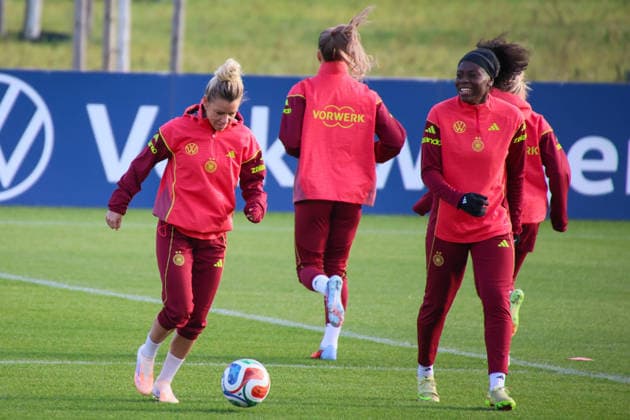 Frankfurt, Deutschland 26. November 2025: Fußball-Frauen-Nationalmannschaft - Training - 26.11.2025 Im Bild: v.li. Linda Dallmann (Deutschland) und Nicole Anyomi (Deutschland) beim Training auf dem DFB Campus in Frankfurt DFB regulations prohibit any use of photographs as image sequences and or quasi-video DFB Campus Hessen Copyright: xFotostandx xFantinix