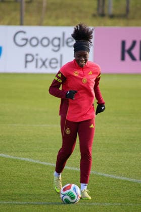 Frankfurt, Deutschland 26. November 2025: Fußball-Frauen-Nationalmannschaft - Training - 26.11.2025 Im Bild: Nicole Anyomi (Deutschland) beim Training auf dem DFB Campus in Frankfurt DFB regulations prohibit any use of photographs as image sequences and or quasi-video DFB Campus Hessen Copyright: xFotostandx xFantinix
