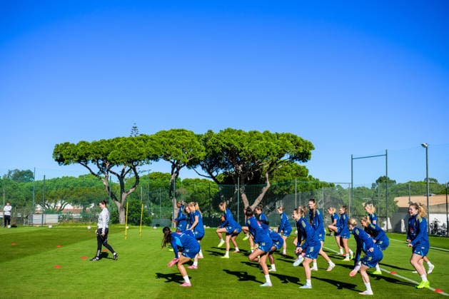 251126 Players of the women s national football team of Sweden warm up during training session on November 26, 2025 in Albufeira. Photo: Ludvig Thunman BILDBYRAN kod LT LT0753 fotboll football soccer fotball träning practice training sverige sweden dam bbeng sverige sweden Copyright: LUDVIGxTHUNMAN BB251126LT002