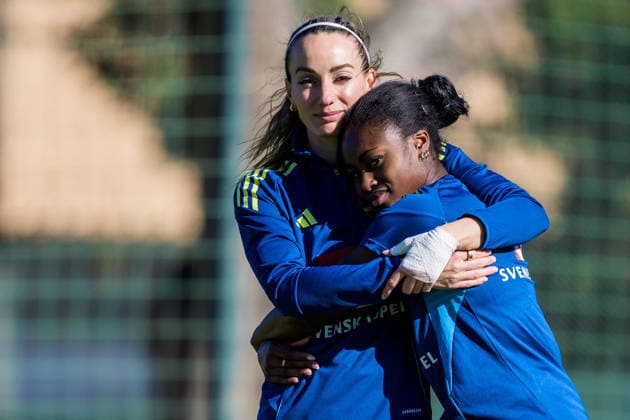 251126 Kosovare Asllani and Monica Jusu Bah of the women s national football team of Sweden at a training session on November 26, 2025 in Albufeira. Photo: Ludvig Thunman BILDBYRAN kod LT LT0753 fotboll football soccer fotball träning practice training sverige sweden dam bbeng sverige sweden Copyright: LUDVIGxTHUNMAN BB251126LT004
