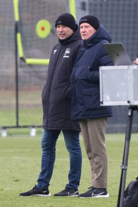 DEU, DFL, 2. FBL Hertha BSC, Training, 26.11.2025, Sportforum, Berlin, DEU, DFL, 2. FBL Hertha BSC, Training, im Bild Benjamin Weber (Sportdirektor, Hertha BSC Berlin), Dr. Peter Goerlich - Geschaeftsfuehrung DFL - regulations prohibit any use of Photographs as image sequences and or quasi-video
