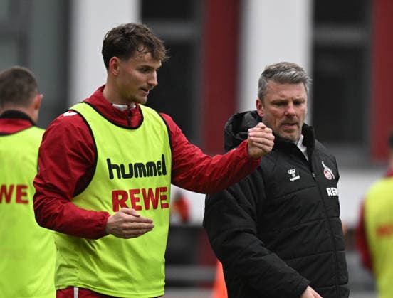 26.11.2025, xophax, Fussball 1.Bundesliga, 1.FC Koeln Training Rav van den Berg , links ( 1.FC Köln ) und Trainer Lukas Kwasniok, rechts Koeln