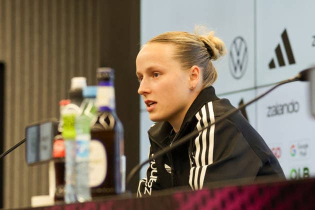 26.11.2025, xgrfx, Fussball DFB Medientermine, DFB Deutsche Frauennationalmannschaft - Training v.l. Franziska Kett (Deutsche Frauennationalmannschaft) (DFL DFB REGULATIONS PROHIBIT ANY USE OF PHOTOGRAPHS as IMAGE SEQUENCES and or QUASI-VIDEO) Frankfurt am Main