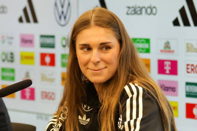 26.11.2025, xgrfx, Fussball DFB Medientermine, DFB Deutsche Frauennationalmannschaft - Training v.l. Jule Brand (Deutsche Frauennationalmannschaft) (DFL DFB REGULATIONS PROHIBIT ANY USE OF PHOTOGRAPHS as IMAGE SEQUENCES and or QUASI-VIDEO) Frankfurt am Main