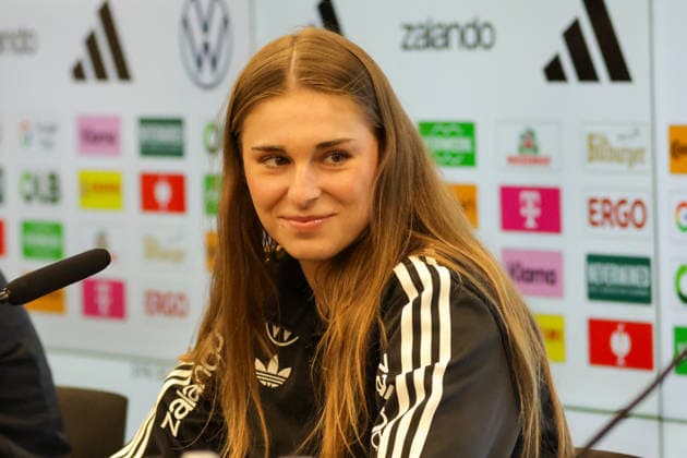 26.11.2025, xgrfx, Fussball DFB Medientermine, DFB Deutsche Frauennationalmannschaft - Training v.l. Jule Brand (Deutsche Frauennationalmannschaft) (DFL DFB REGULATIONS PROHIBIT ANY USE OF PHOTOGRAPHS as IMAGE SEQUENCES and or QUASI-VIDEO) Frankfurt am Main