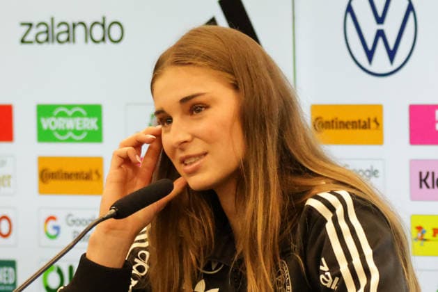 26.11.2025, xgrfx, Fussball DFB Medientermine, DFB Deutsche Frauennationalmannschaft - Training v.l. Jule Brand (Deutsche Frauennationalmannschaft) (DFL DFB REGULATIONS PROHIBIT ANY USE OF PHOTOGRAPHS as IMAGE SEQUENCES and or QUASI-VIDEO) Frankfurt am Main
