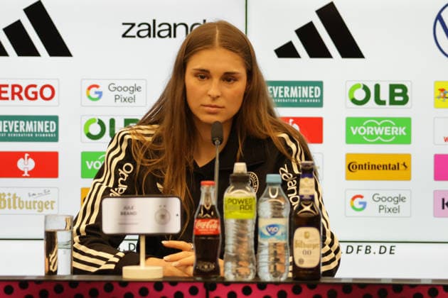 26.11.2025, xgrfx, Fussball DFB Medientermine, DFB Deutsche Frauennationalmannschaft - Training v.l. Jule Brand (Deutsche Frauennationalmannschaft) (DFL DFB REGULATIONS PROHIBIT ANY USE OF PHOTOGRAPHS as IMAGE SEQUENCES and or QUASI-VIDEO) Frankfurt am Main