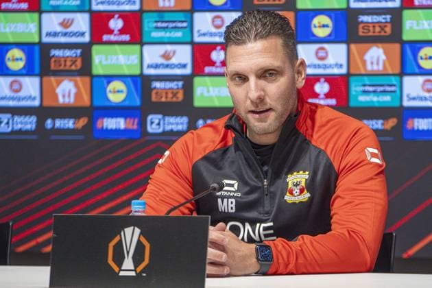 DEVENTER , 26-11-2025 , Stadium De Adelaarshorst , season 2025 2026 , UEFA Europa League League phase . press conference, PK, Pressekonferenz and training before the Europa League match between Go Ahead Eagles and VFB Stuttgart, Picture shows GA Eagles trainer coach Melvin Boel at press conference Press conference and training before Go Ahead Eagles - Stuttgart  x32204581x Copyright: