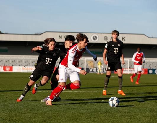 Max Dowman of Arsenal gets away from Bayern Munich defenders Arsneal Under-19 v Bayern Munich Munich Under-19, Football, UEFA Youth League, Meadow Park, Borehamwood, Hertfordshire, UK - 26 11 2025 Editorial use only  Copyright: xMattxImpey Shutterstockx 15942166g