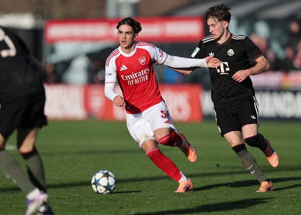 Borehamwood, England, 26th November 2025. Max Dowman of Arsenal during the Arsenal U19 vs Bayern Munich U19 UEFA Youth League match at Meadow Park, Borehamwood. Picture credit should read: David Klein Sportimage EDITORIAL USE ONLY. No use with unauthorised audio, video, data, fixture lists, club league logos or live services. Online in-match use limited to 120 images, no video emulation. No use in betting, games or single club league player publications. SPI_008_DK_ARSENAL_U19_Munich_U19 SPI-4327-0008