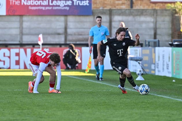 Uefa Youth League: Arsenal London - FC Bayern München; 26.11.2025 BOREHAMWOOD, ENGLAND - 26. NOVEMBER: im Duell Ceadach O Neill (Arsenal FC U19 76) und Bohdan OLYCHENKO (FC Bayern München U19 11) beim Ligaspiel zwischen der U19 von Arsenal London und der U19 des FC Bayern München am 5. Spieltag der UEFA Youth League im Meadow Park am 26.11.2025 Copyright: xBEAUTIFULxSPORTS Goldbergx