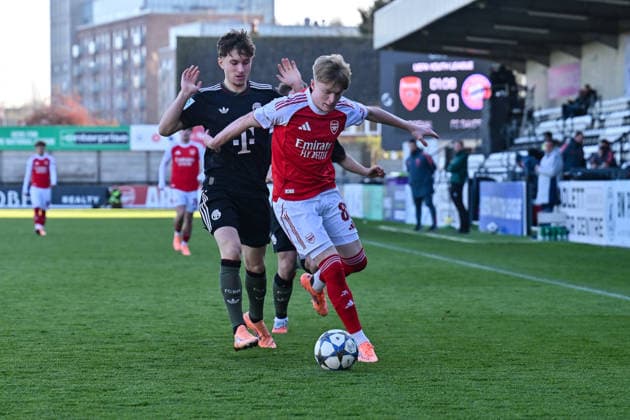 Uefa Youth League: Arsenal London - FC Bayern München; 26.11.2025 BOREHAMWOOD, ENGLAND - 26. NOVEMBER: im Duell Callan HAMILL (Arsenal FC U19 83), Tim BINDER (FC Bayern München 7) beim Ligaspiel zwischen der U19 von Arsenal London und der U19 des FC Bayern München am 5. Spieltag der UEFA Youth League im Meadow Park am 26.11.2025 Copyright: xBEAUTIFULxSPORTS Goldbergx