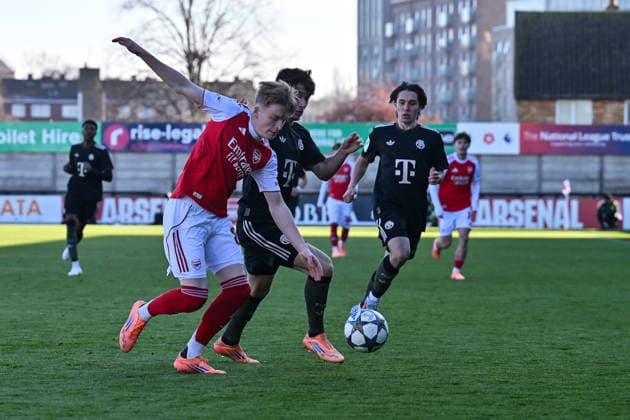 Uefa Youth League: Arsenal London - FC Bayern München; 26.11.2025 BOREHAMWOOD, ENGLAND - 26. NOVEMBER: im Duell Callan HAMILL (Arsenal FC U19 83), Tim BINDER (FC Bayern München 7) und Bohdan OLYCHENKO (FC Bayern München U19 11) beim Ligaspiel zwischen der U19 von Arsenal London und der U19 des FC Bayern München am 5. Spieltag der UEFA Youth League im Meadow Park am 26.11.2025 Copyright: xBEAUTIFULxSPORTS Goldbergx