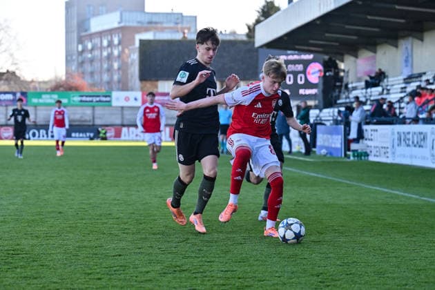 Uefa Youth League: Arsenal London - FC Bayern München; 26.11.2025 BOREHAMWOOD, ENGLAND - 26. NOVEMBER: im Duell Callan HAMILL (Arsenal FC U19 83), Tim BINDER (FC Bayern München 7) beim Ligaspiel zwischen der U19 von Arsenal London und der U19 des FC Bayern München am 5. Spieltag der UEFA Youth League im Meadow Park am 26.11.2025 Copyright: xBEAUTIFULxSPORTS Goldbergx