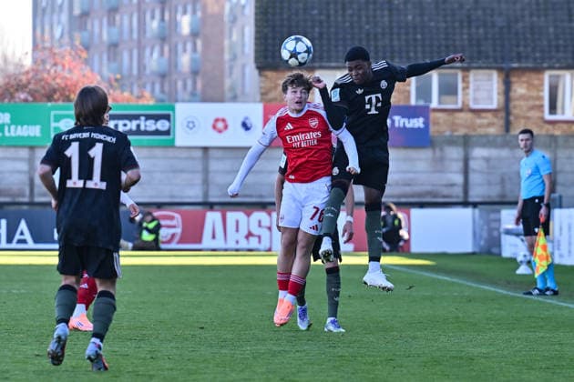 Uefa Youth League: Arsenal London - FC Bayern München; 26.11.2025 BOREHAMWOOD, ENGLAND - 26. NOVEMBER: im duell Ceadach O Neill (Arsenal FC U19 76) und Allen LAMBE (FC Bayern München U19 8) beim Ligaspiel zwischen der U19 von Arsenal London und der U19 des FC Bayern München am 5. Spieltag der UEFA Youth League im Meadow Park am 26.11.2025 Copyright: xBEAUTIFULxSPORTS Goldbergx