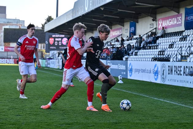 Uefa Youth League: Arsenal London - FC Bayern München; 26.11.2025 BOREHAMWOOD, ENGLAND - 26. NOVEMBER: im duell Callan HAMILL (Arsenal FC U19 83) und Guido DELLA ROVERE (FC Bayern München U19 10) beim Ligaspiel zwischen der U19 von Arsenal London und der U19 des FC Bayern München am 5. Spieltag der UEFA Youth League im Meadow Park am 26.11.2025 Copyright: xBEAUTIFULxSPORTS Goldbergx