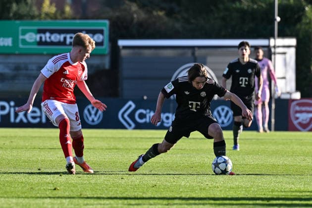 Uefa Youth League: Arsenal London - FC Bayern München; 26.11.2025 BOREHAMWOOD, ENGLAND - 26. NOVEMBER: im duell Callan HAMILL (Arsenal FC U19 83) und Bohdan OLYCHENKO (FC Bayern München U19 11) beim Ligaspiel zwischen der U19 von Arsenal London und der U19 des FC Bayern München am 5. Spieltag der UEFA Youth League im Meadow Park am 26.11.2025 Copyright: xBEAUTIFULxSPORTS Goldbergx