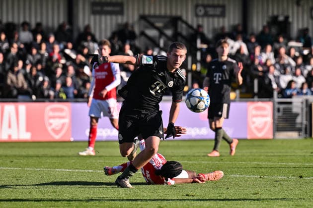 Uefa Youth League: Arsenal London - FC Bayern München; 26.11.2025 BOREHAMWOOD, ENGLAND - 26. NOVEMBER: im Duell Yll GASHI (FC Bayern München U19 9) und Marli SALMON (Arsenal FC U19 89) beim Ligaspiel zwischen der U19 von Arsenal London und der U19 des FC Bayern München am 5. Spieltag der UEFA Youth League im Meadow Park am 26.11.2025 Copyright: xBEAUTIFULxSPORTS Goldbergx