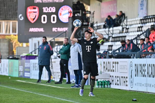 Uefa Youth League: Arsenal London - FC Bayern München; 26.11.2025 BOREHAMWOOD, ENGLAND - 26. NOVEMBER: beim Einwurf Deniz OFLI (FC Bayern München U19 3) Einzelfoto Freisteller beim Ligaspiel zwischen der U19 von Arsenal London und der U19 des FC Bayern München am 5. Spieltag der UEFA Youth League im Meadow Park am 26.11.2025 Copyright: xBEAUTIFULxSPORTS Goldbergx