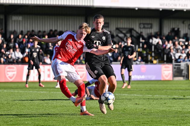 Uefa Youth League: Arsenal London - FC Bayern München; 26.11.2025 BOREHAMWOOD, ENGLAND - 26. NOVEMBER: im Duell Yll GASHI (FC Bayern München U19 9) und Callan HAMILL (Arsenal FC U19 83) beim Ligaspiel zwischen der U19 von Arsenal London und der U19 des FC Bayern München am 5. Spieltag der UEFA Youth League im Meadow Park am 26.11.2025 Copyright: xBEAUTIFULxSPORTS Goldbergx