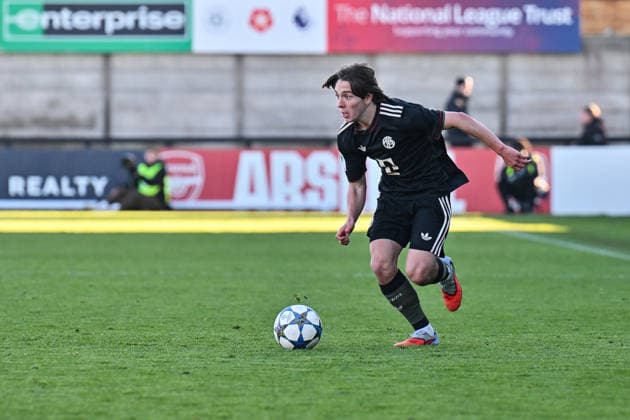 Uefa Youth League: Arsenal London - FC Bayern München; 26.11.2025 BOREHAMWOOD, ENGLAND - 26. NOVEMBER: am Ball Bohdan OLYCHENKO (FC Bayern München U19 11) Einzelfoto Freisteller beim Ligaspiel zwischen der U19 von Arsenal London und der U19 des FC Bayern München am 5. Spieltag der UEFA Youth League im Meadow Park am 26.11.2025 Copyright: xBEAUTIFULxSPORTS Goldbergx