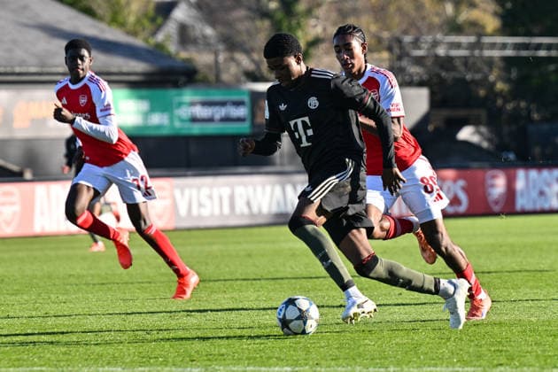 Uefa Youth League: Arsenal London - FC Bayern München; 26.11.2025 BOREHAMWOOD, ENGLAND - 26. NOVEMBER: im Duell Allen LAMBE (FC Bayern München U19 8) und Marli SALMON (Arsenal FC U19 89) beim Ligaspiel zwischen der U19 von Arsenal London und der U19 des FC Bayern München am 5. Spieltag der UEFA Youth League im Meadow Park am 26.11.2025 Copyright: xBEAUTIFULxSPORTS Goldbergx